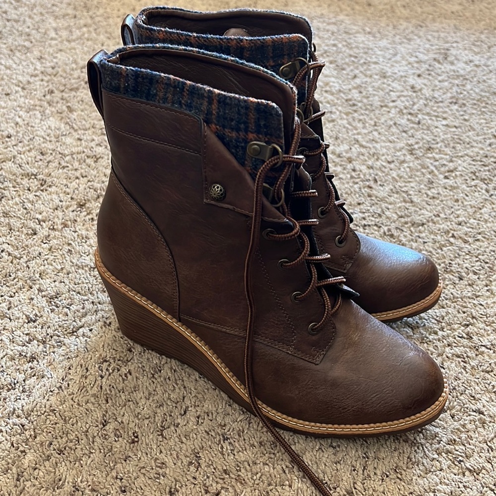 Wedge boots BRAND NEW